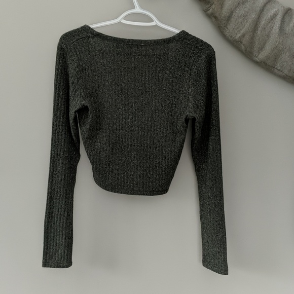 Aritzia Long Sleeved Crop Top - Picture 3 of 3